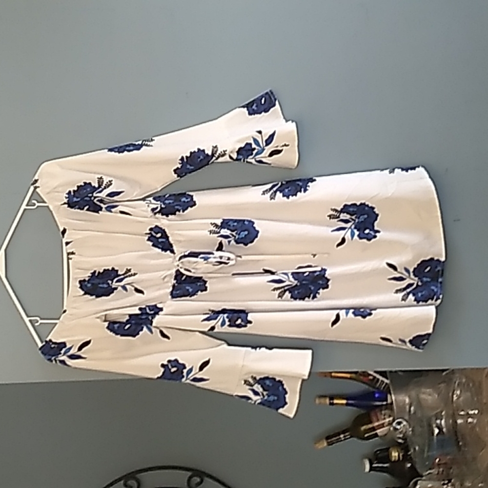 Beautiful light weight dress perfect for a day on the boardwalk or winery.